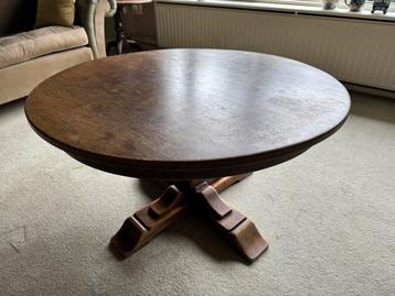 Massief ronde houten tafel beschikbaar voor biedingen