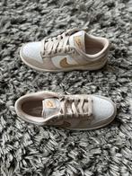 Nike Dunk Low Phantom Metallic Gold (W), Kleding | Dames, Schoenen, Overige kleuren, Nike, Nieuw, Ophalen of Verzenden