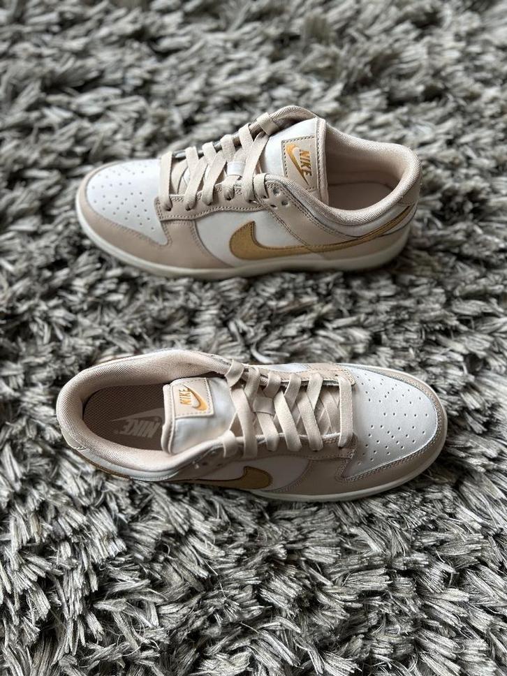 Nike Dunk Low Phantom Metallic Gold (W), Kleding | Dames, Schoenen, Nieuw, Sneakers of Gympen, Overige kleuren, Ophalen of Verzenden