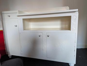 Stevige commode / kast beschikbaar voor biedingen