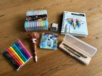 Set van teken- en schrijfboekje, (gel)pennen en stiften beschikbaar voor biedingen