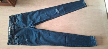 Skinny jeans Bershka 38, maar past 36. Valt klein.
Push-up  beschikbaar voor biedingen