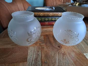 2 glazen lampen kapjes vintage antiek beschikbaar voor biedingen