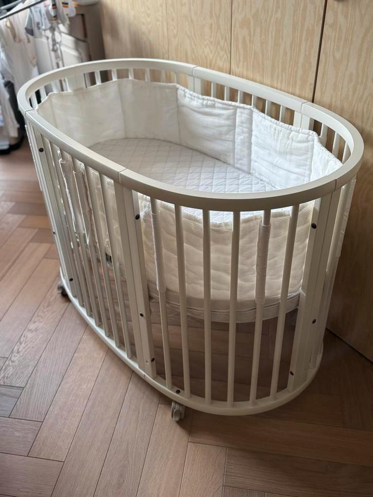 Stokke Sleepi v2 bed + mini ombouw compleet, Kinderen en Baby's, Babywiegjes en Ledikanten, Zo goed als nieuw, Ledikant, Ophalen