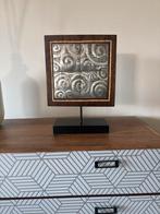 Decoratieve sculptuur op standaard met metalen reliëf, Antiek en Kunst, Antiek | Woonaccessoires, Ophalen of Verzenden