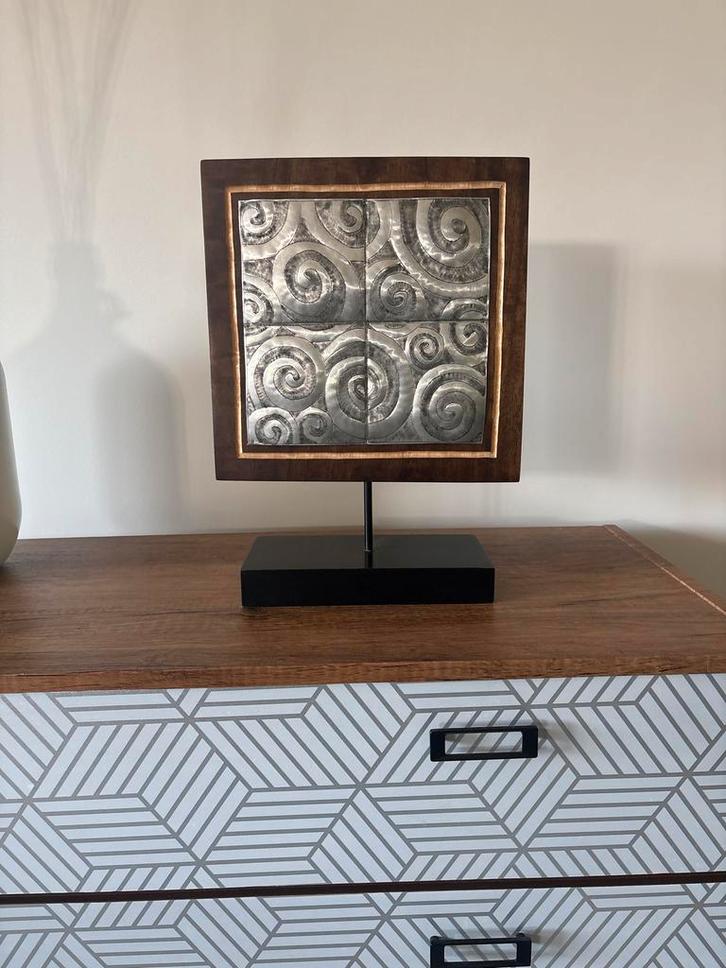 Decoratieve houten sculptuur met metalen reliëf, Antiek en Kunst, Antiek | Woonaccessoires, Ophalen of Verzenden