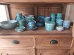 39 delig servies aardewerk groen en blauw voor €20, Antiek en Kunst, Antiek | Keramiek en Aardewerk, Ophalen