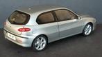 Alfa Romeo 147 Grigio Stromboli 1:18 Ricko Pol, Hobby en Vrije tijd, Modelauto's | 1:18, Ophalen of Verzenden, Zo goed als nieuw