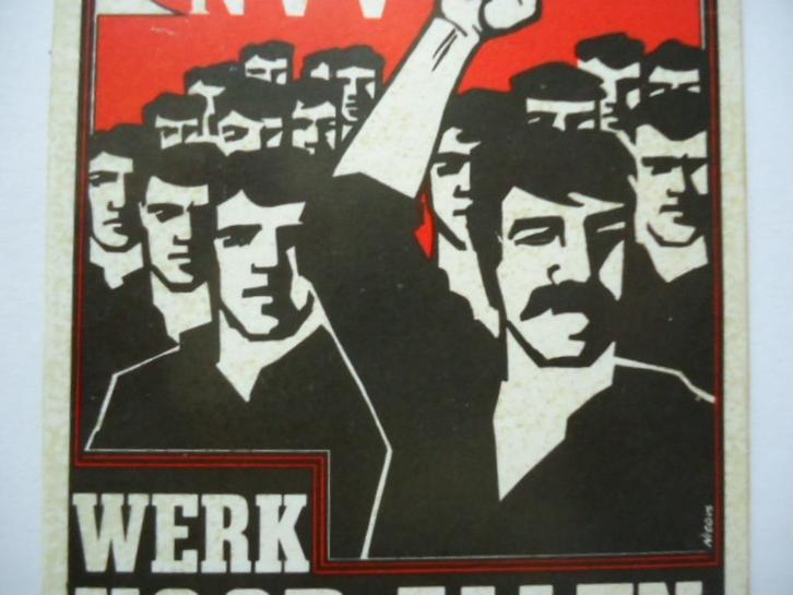 sticker oud WERK PROTEST NVV strip art retro Niek Hiemstra, Verzamelen, Stickers, Zo goed als nieuw, Bedrijf of Vereniging, Verzenden