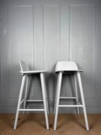 2 grijze Muuto NERD design barkrukken, Huis en Inrichting, Barkrukken, Met voetsteun, 60 tot 90 cm, Ophalen of Verzenden, Zo goed als nieuw
