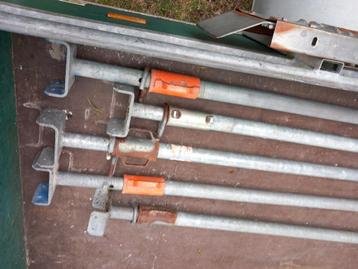 Schroefstempels beschikbaar voor biedingen