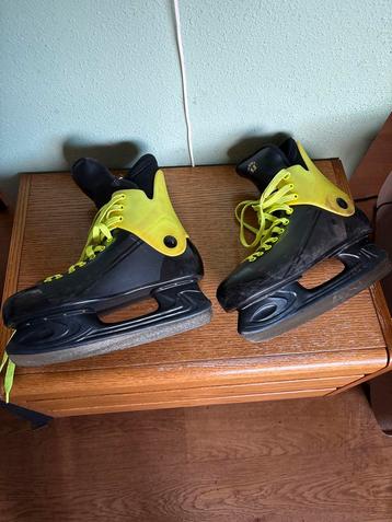 IJshockeyschaatsen maat 43 + 3 paar beschermers beschikbaar voor biedingen