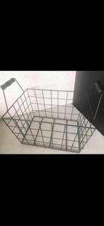 stevige decoratieve DRAADMAND MET HANDVATTEN, Huis en Inrichting, Woonaccessoires | Schalen en Manden, Overige materialen, Mand