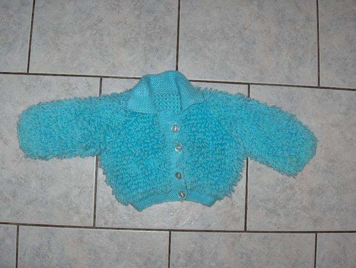 Nieuw handmade blauw gebreid vestje met lussen mt 74, Kinderen en Baby's, Babykleding | Maat 74, Nieuw, Meisje, Truitje of Vestje