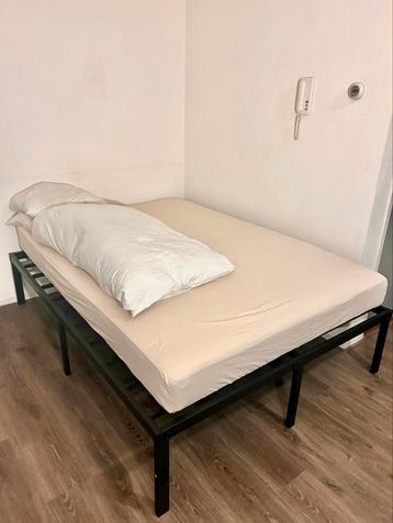 Bedframe 150*200 beschikbaar voor biedingen