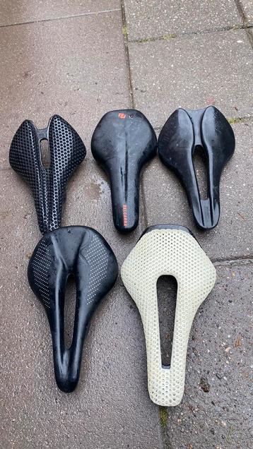 Partij racefiets zadels. beschikbaar voor biedingen