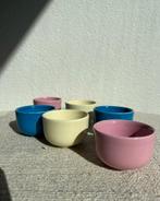 Pastel gekleurde bakjes roze geel en blauw, Gebruikt, Ophalen of Verzenden, X, Overige stijlen