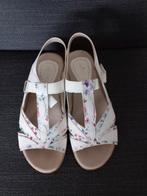 Sandalen maat 38. Wit met bloemen., Kleding | Dames, Schoenen, Sandalen of Muiltjes, Ophalen of Verzenden, Wit, Zo goed als nieuw