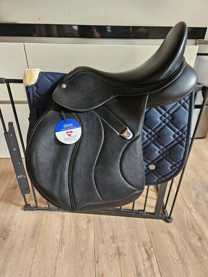 2 zadels, 1 Bates en 1 euroriding, Dieren en Toebehoren, Paarden en Pony's | Zadels, Zo goed als nieuw, Dressuur, Ophalen of Verzenden