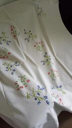 Mooi landelijk geborduurde tafelkleed bloemetjes madeliefje, Ophalen of Verzenden, Zo goed als nieuw, Rechthoek
