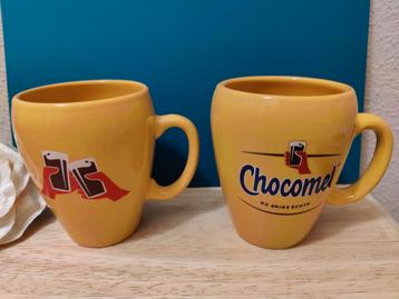 Twee prachtige Chocomel mokken, met verschillende opdruk. beschikbaar voor biedingen
