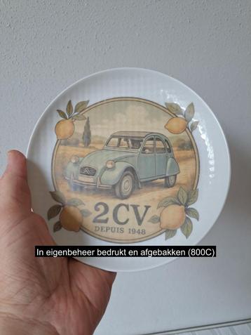 Blauwe Citroen 2CV op een porselein ontbijtbord D17cm beschikbaar voor biedingen