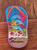 Curaçao koelkastmagneetje - slipper met dolfijnen en zand, Verzamelen, Overige Verzamelen, Ophalen of Verzenden, Zo goed als nieuw