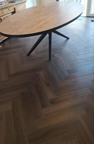 Ovale houten eettafel beschikbaar voor biedingen