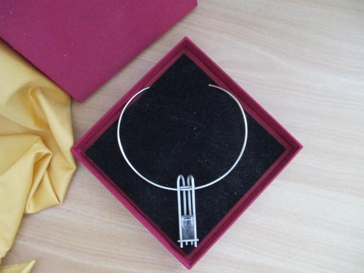 Zilveren spang met hanger, Antiek en Kunst, Kunst | Designobjecten, Ophalen of Verzenden