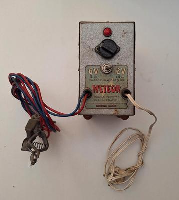 Vintage acculader beschikbaar voor biedingen
