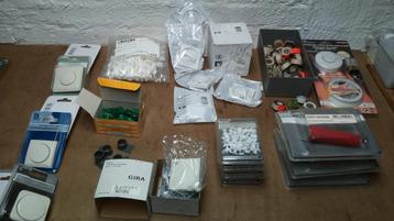 Verzameling knoppen clips schroeven 500V knoppen BJ Gira beschikbaar voor biedingen