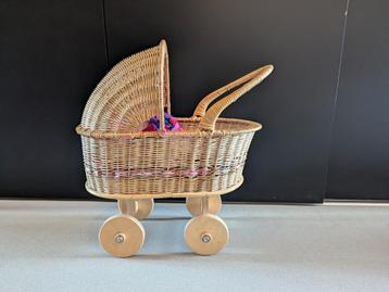 Vintage Poppenwagen van riet en hout beschikbaar voor biedingen