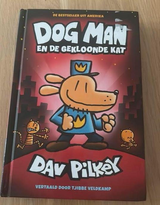 Dav Pilkey - Dog Man en de gekloonde kat, Boeken, Kinderboeken | Jeugd | onder 10 jaar, Zo goed als nieuw, Fictie algemeen, Ophalen of Verzenden