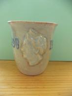 Aardewerk beker met portret Wilhelmina in relief 1898-1948, Ophalen of Verzenden, Gebruikt, Nederland, Servies