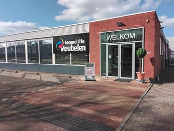 Second Life Wolvega. Veel stoelen, banken, tafels bedden enz beschikbaar voor biedingen