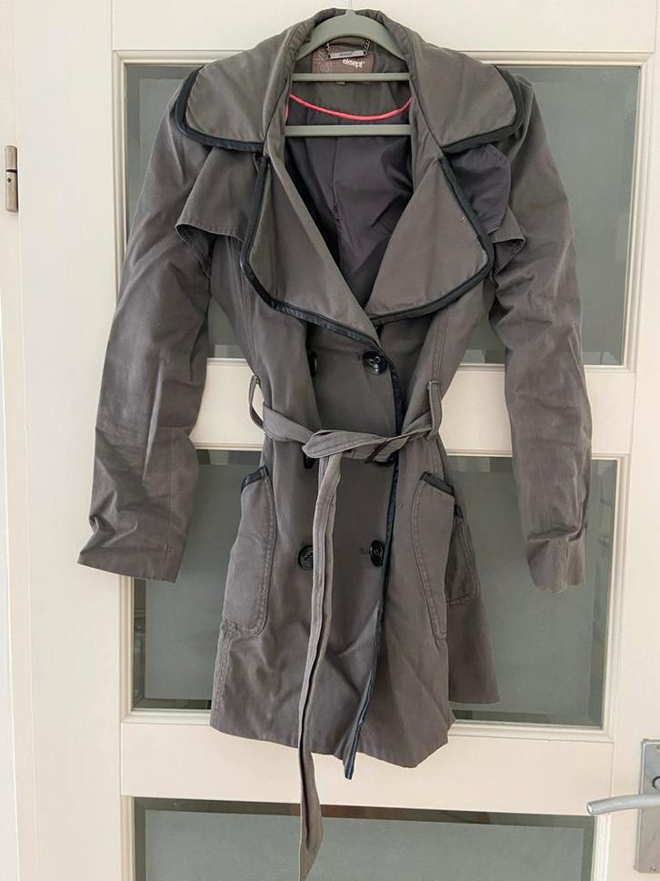 Grijze Trenchcoat Eksept Shoeby XS, Kleding | Dames, Jassen | Zomer, Zo goed als nieuw, Maat 34 (XS) of kleiner, Grijs, Ophalen of Verzenden