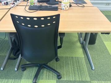 Lichtbruin bureau beschikbaar voor biedingen