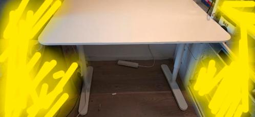 Ikea bekant Bureau, Huis en Inrichting, Bureaus, Zo goed als nieuw, In hoogte verstelbaar, Ophalen