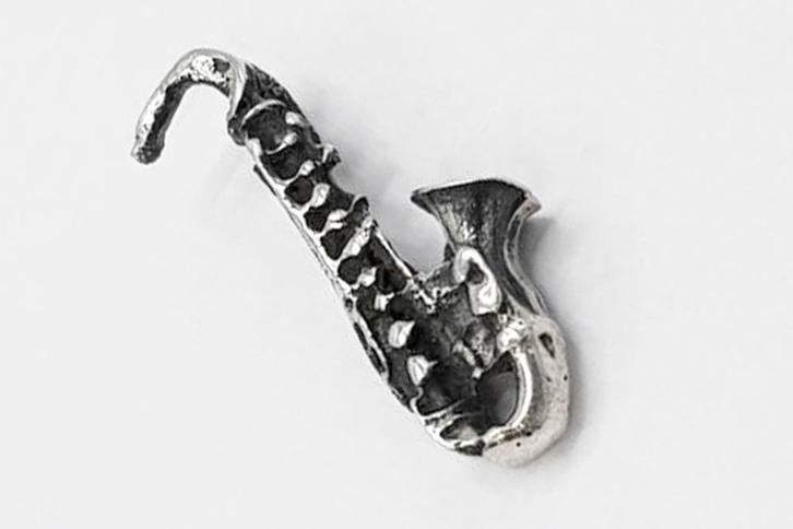 Verzilverde saxofoon, hanger, bedel sieraad, instrument, Sieraden, Tassen en Uiterlijk, Bedels, Gebruikt, Overige merken, Overige materialen