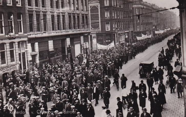 699Z Rotterdam v. Oldenbarneveltstraat demonstratrie optocht, Verzamelen, Ansichtkaarten | Nederland, Ongelopen, Zuid-Holland