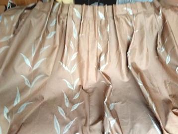 2 Beige gordijnen van 246 cm hoog en resp. 160 en 225 cm br beschikbaar voor biedingen
