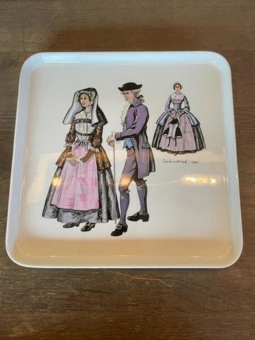 Taartschaal Villeroy en Boch met Klederdracht Zaanstreek, Huis en Inrichting, Keuken | Servies, Zo goed als nieuw, Schaal of Schalen