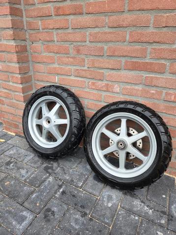 Yamaha Jog R velgen met banden beschikbaar voor biedingen