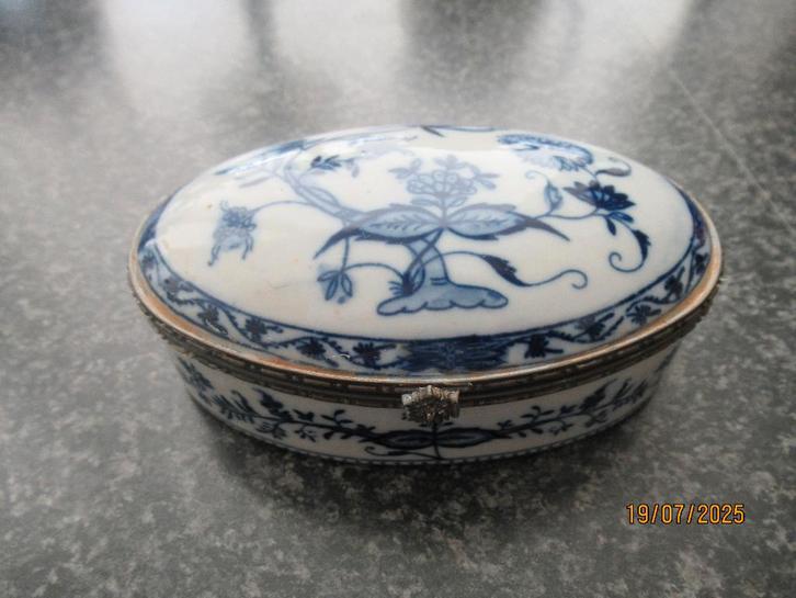 OUD OVAAL PORSELEINEN SIERADEN- DOOSJE -GESIGNEERD MEISSEN, Antiek en Kunst, Antiek | Porselein, Ophalen of Verzenden