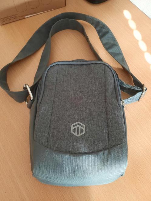Schoudertas. NIEUW
Vaste prijs
Met 2 vakken met ieder een ri, Sieraden, Tassen en Uiterlijk, Tassen | Schoudertassen, Zo goed als nieuw