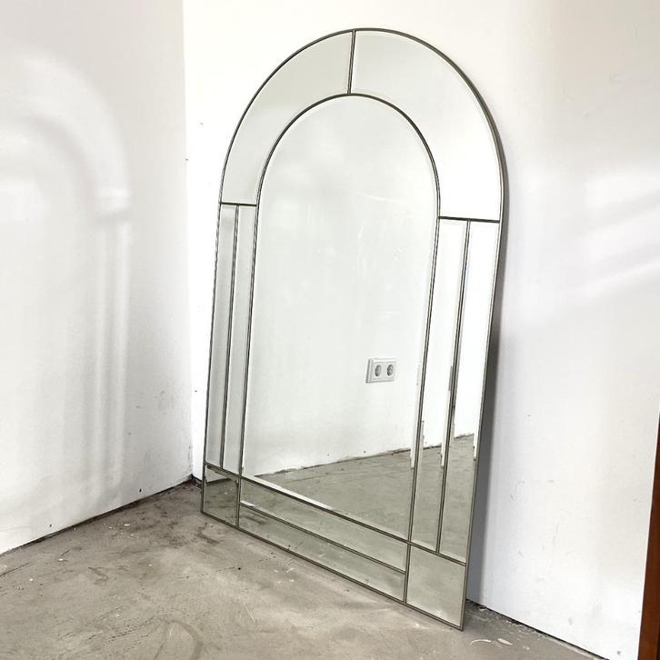 Vintage afgeronde spiegel in ambachtelijke rand, Huis en Inrichting, Woonaccessoires | Spiegels, Zo goed als nieuw, 50 tot 75 cm