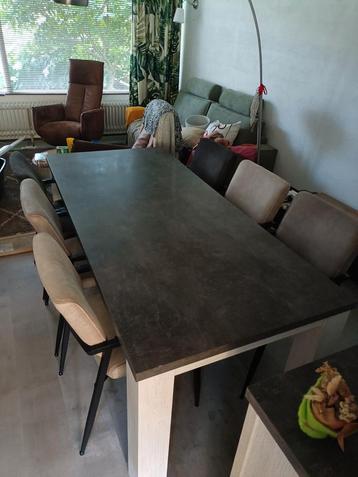 Mooie zware eettafel.