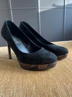 Zwarte suède pumps met lizzard hak - maat 38,5, Kleding | Dames, Ophalen of Verzenden, Gedragen, Zwart, Pumps