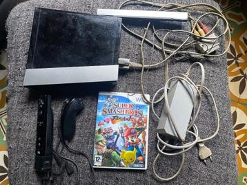 Zwarte Wii + controllers + Kabels + Super Smash bros Brawl beschikbaar voor biedingen