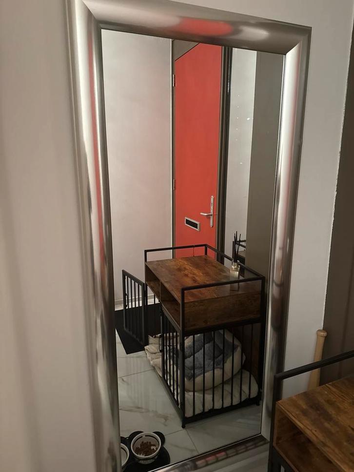 Grote spiegel met zilverkleurige lijst, Huis en Inrichting, Woonaccessoires | Spiegels, Zo goed als nieuw, 75 tot 100 cm, 150 tot 200 cm